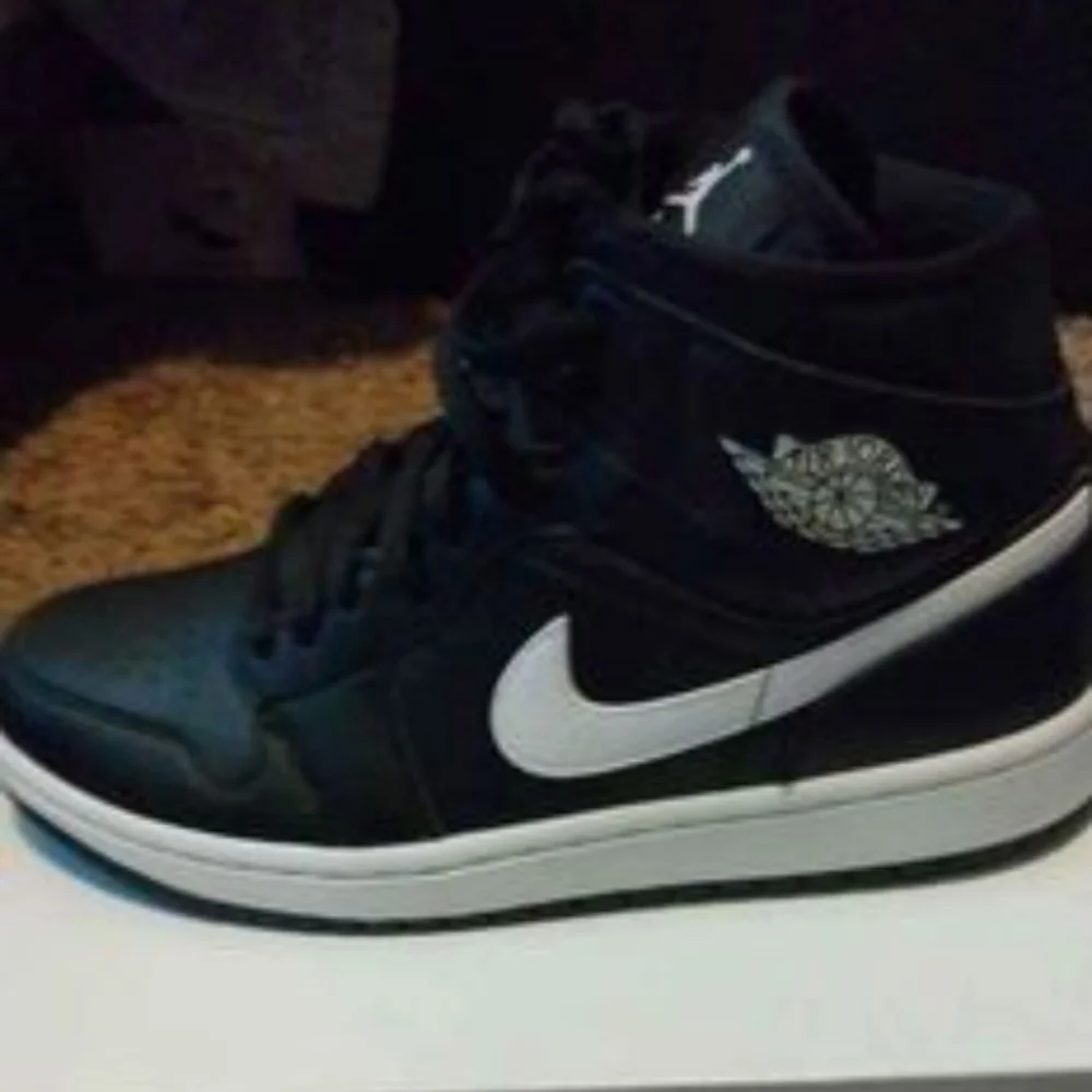 Women sneakers size 9 - Picture 3 of 3